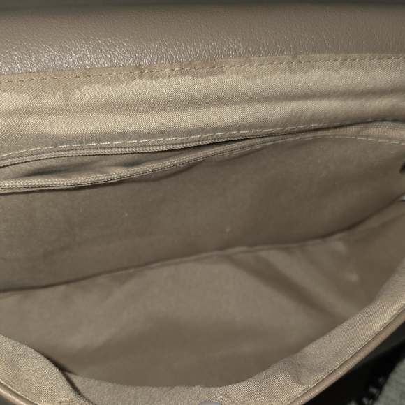 Isaac Mizrahi Beige Crossbody Bag with chain strap - Picture 3 of 4